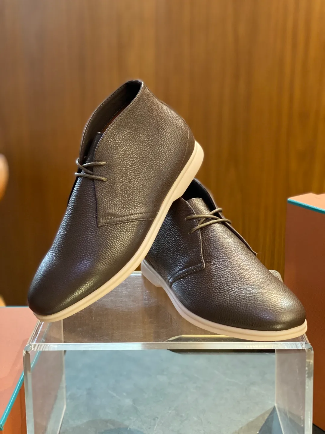 💰780 Loro Piana men's boots for autumn and winter ♞size; 39~46 The flexibility of first-layer cowhide returns to nature and feels the freedom and elegance in the city. A return to the original equestrian elegance aesthetics, Loro Piana is once again inspired by equestrianism this season, perfectly integrating freedom, elegance and functionality.